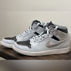 Jordan 1 retro mid wolf grey